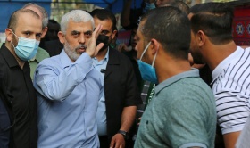 شاهد- السنوار يظهر في بيت عزاء وردود فعل هستيرية عند الاسرائيليين