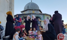 شاهد- &quot;أكلة النصر&quot; وسلسلة للأطفال في باحات الاقصى