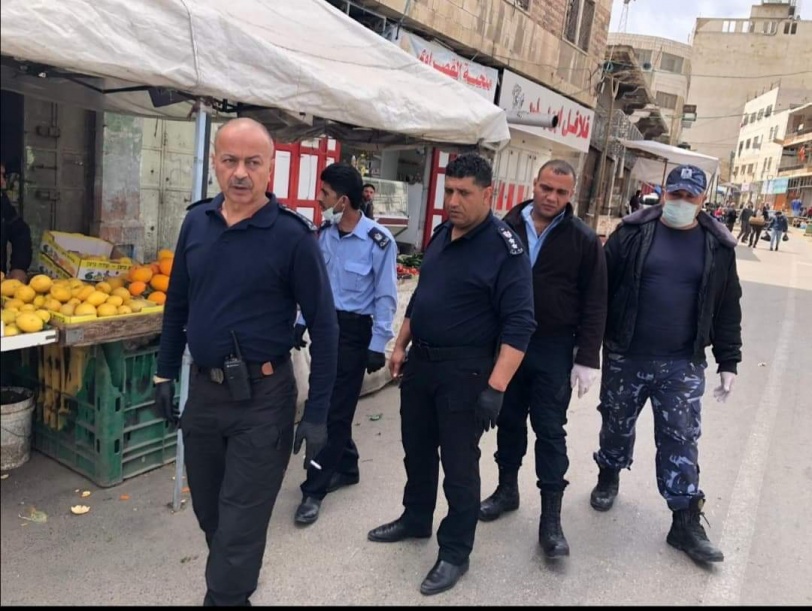 شرطة الخليل تطالب المواطنين بالتعاون معها لمواجهة كورونا 