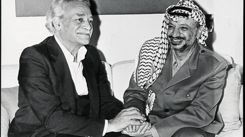 وفد من الجالية الفلسطينية باليونان يزور ضريح المناضل مانوليس غليزوس