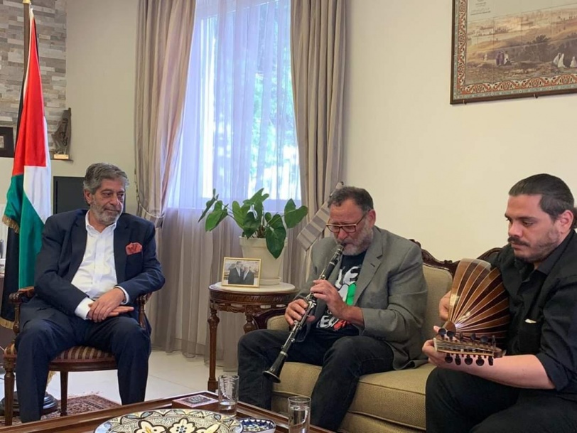اليونان.. السفير طوباسي يقلد عددا من الفنانين وسام السفارة