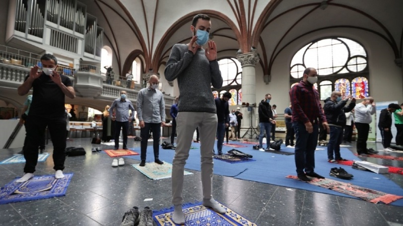 كنيسة ألمانية تفتح أبوابها للمسلمين لأداء صلاة الجمعة (صور)