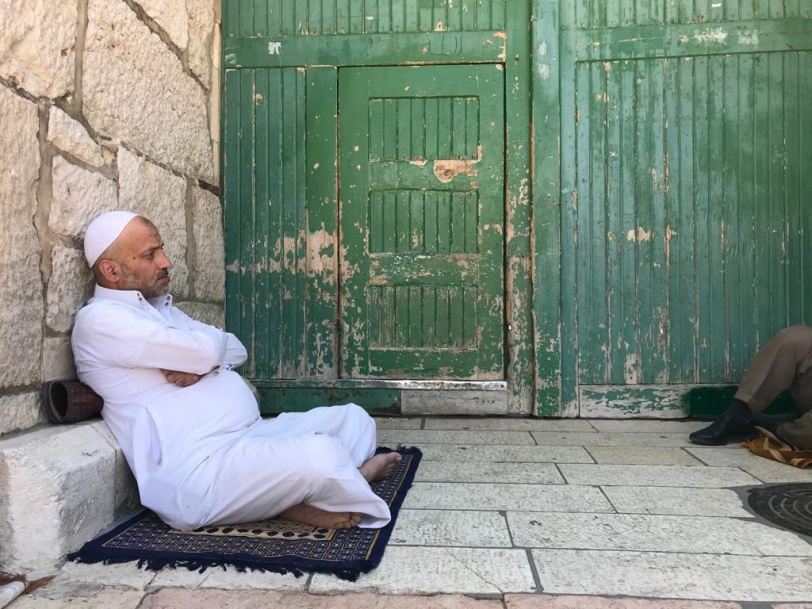للجمعة العاشرة - الصلاة خلف أبواب الأقصى الموصدة 