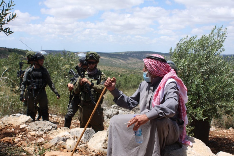مواطنون يؤدون صلاة الجمعة على ارض مهددة من قبل الاحتلال