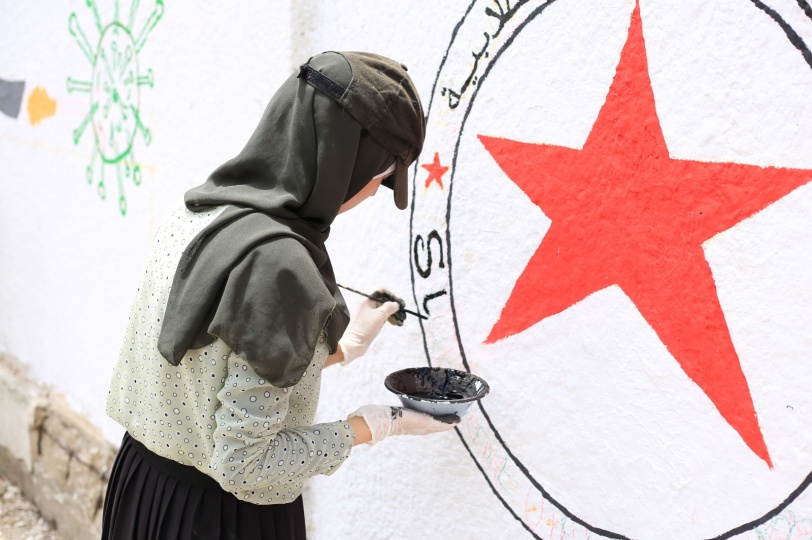 غزة.. جدارية بعنوان "فلسطين في مواجهة الاحتلال وجائحة كورونا" 