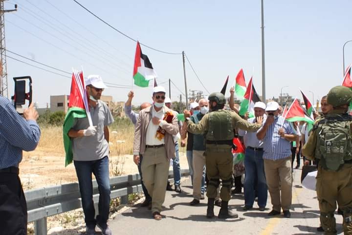 مواطنون يؤدون صلاة الجمعة على أرض مهددة في قرية حارس