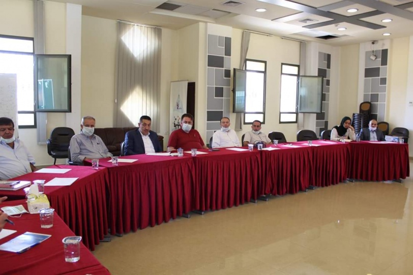 غرفة الخليل تحتضن اجتماعا لإنشاء بنك الملابس