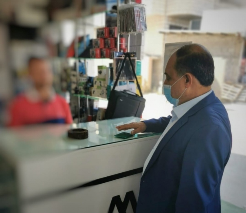 محافظ نابلس يتحدى الاحتلال ويصل حوارة لتطبيق قرارات السلطة