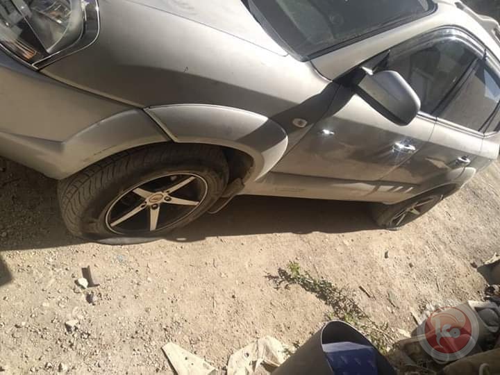 صور- مستوطنون يعطبون إطارات ويخطون شعارات جنوب نابلس