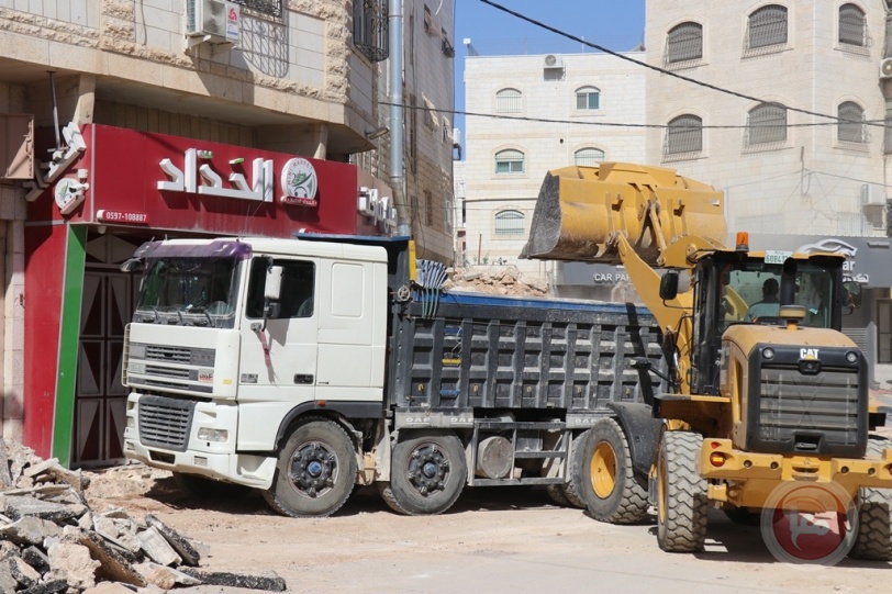 بلدية الخليل تشرع بإعادة تأهيل شارع بالمدينة