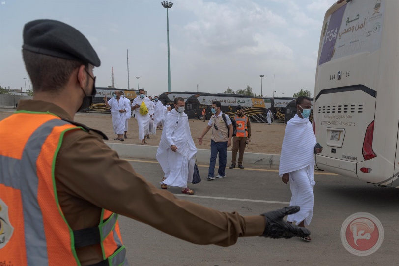 الحجاج يؤدون صلاتي الظهر والعصر جمعا وقصرا في عرفات