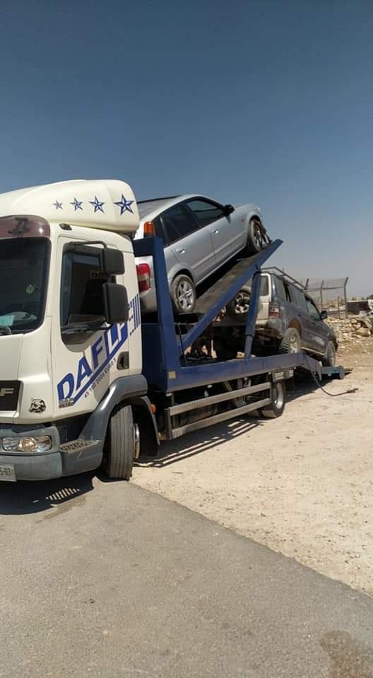 اهالي قرية "ام الخير" يمنعون الاحتلال من مصادرة مركبتين 