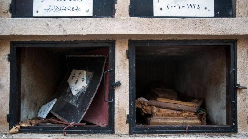 بالصور.. الموتى في بيروت لم يسلموا من "الكارثة"