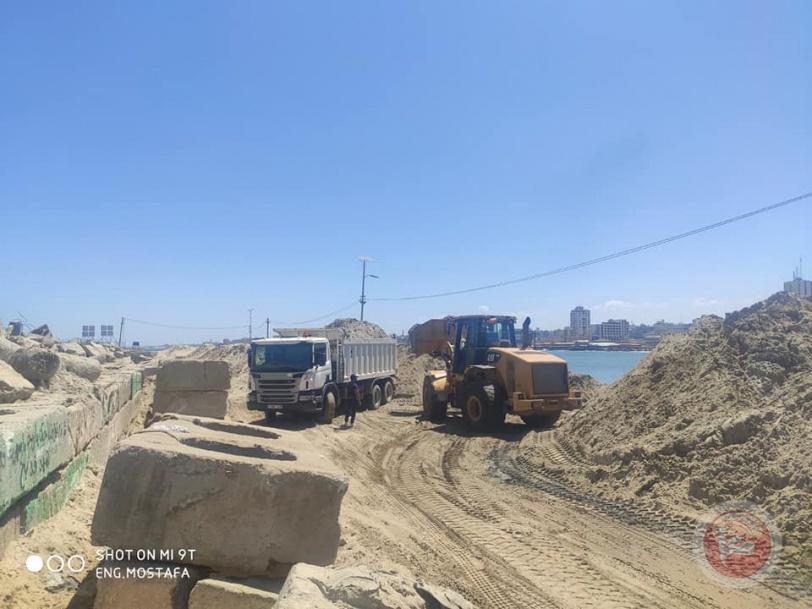 "الأشغال" تواصل أعمال تعميق حوض ميناء غزة وإزالة الأتربة منه