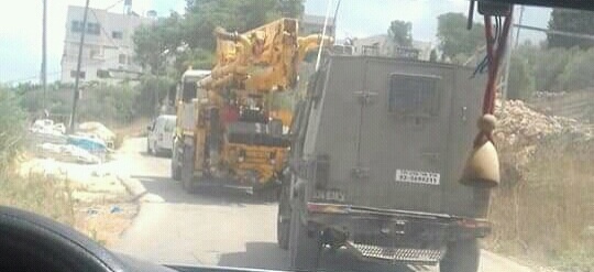 الاحتلال يصادر 3 سيارات ضخ باطون وجرافتين في سلفيت