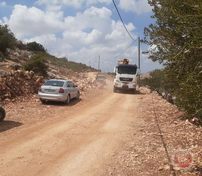 الاحتلال يصادر 3 سيارات ضخ باطون وجرافتين في سلفيت