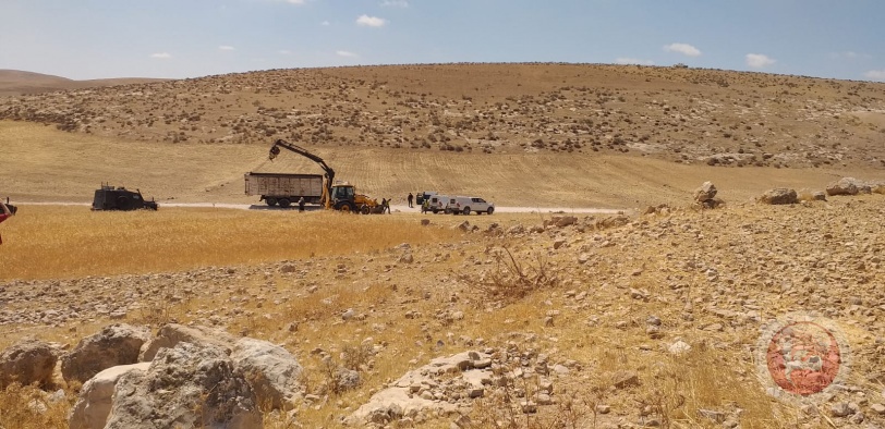 الاحتلال يهدم خيمتين سكنيتين  جنوب الخليل