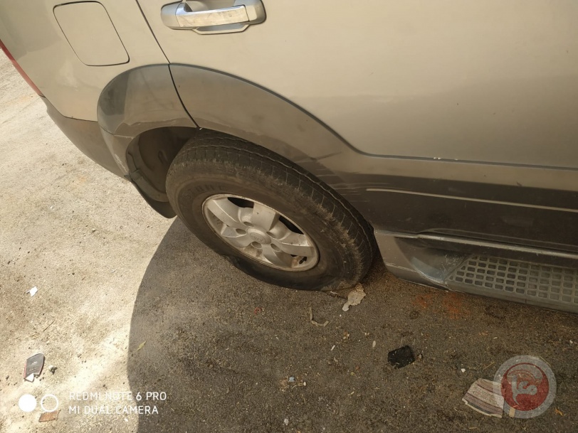 مستوطنون يخطون شعارات ويعطبون اطارات شرق سلفيت
