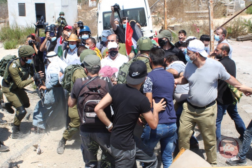 الاحتلال يمنع المواطنيين من أداء صلاة الجمعة فوق أراضيهم المهددة بحارس