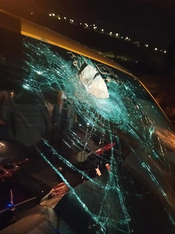 مستوطنون يحطمون مركبات المواطنين على طريق نابلس رام الله