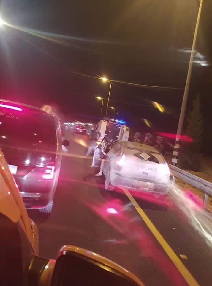 مستوطنون يحطمون مركبات المواطنين على طريق نابلس رام الله