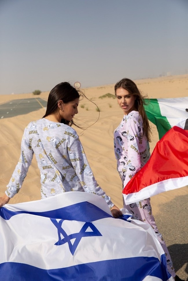 عارضة إسرائيلية تصور إعلانا لملابس النوم في الإمارات (صور)