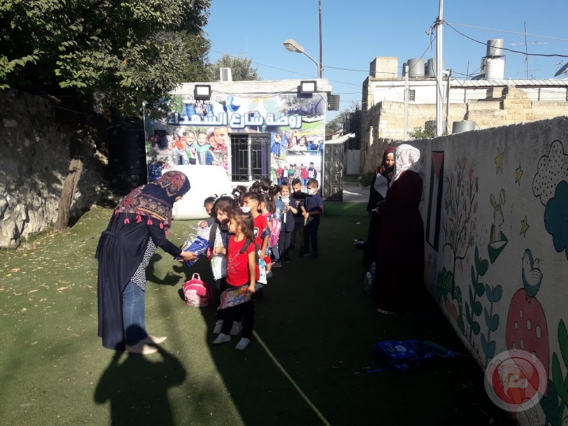 توزيع كمامات ومعقمات على تلاميذ شارع الشهداء في الخليل