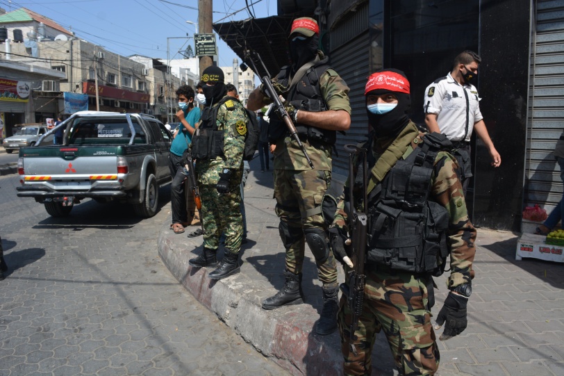 "المقاومة الوطنية" و"السرايا" توزعان الكمامات في غزة