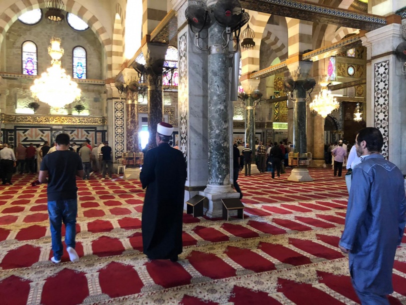 صلوات في شوارع القدس... وقيود مشددة على دخول المصلين الى الاقصى