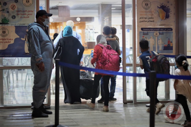 استمرار فتح معبر رفح وعبور المئات في اليوم الاول