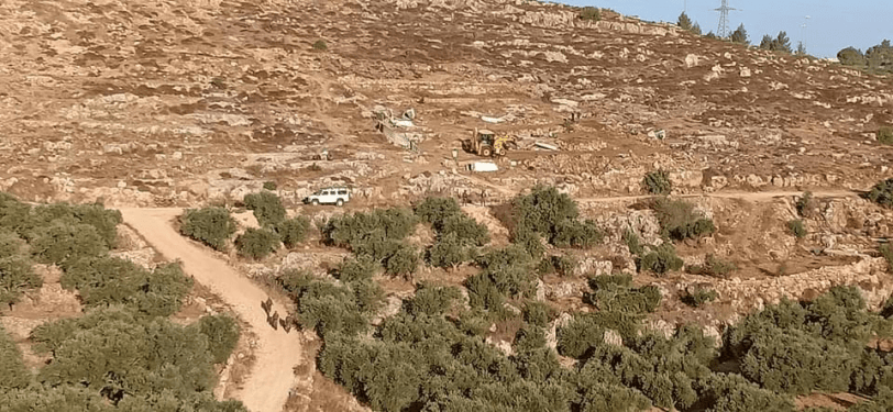 بيت لحم:  آليات الاحتلال تجرف أراض وتقتلع عشرات الأشجار 