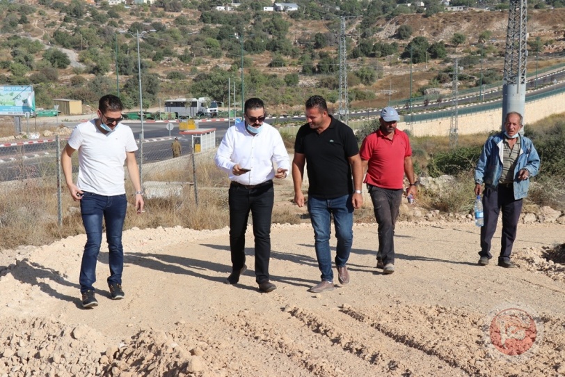بلدية الخليل تشرع بتأهيل شبكة طرق في البقعة المغلقة 