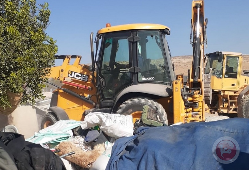 الاحتلال يهدم منزلا وخيمة وبركس جنوب الخليل