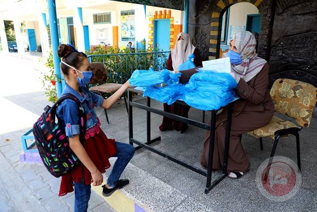 الأونروا تبدأ بتوزيع الكتب المدرسية للطلاب في مدارسها بقطاع غزة