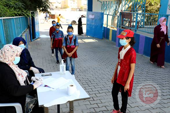 الأونروا تبدأ بتوزيع الكتب المدرسية للطلاب في مدارسها بقطاع غزة