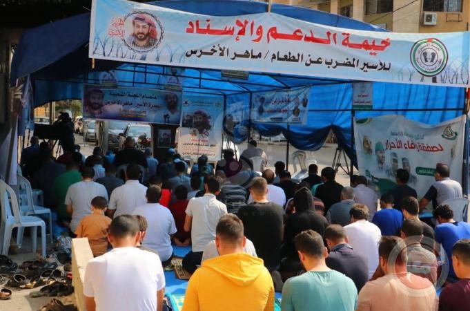 العشرات يؤدون صلاة الجمعة أمام مقر الصليب الأحمر تضامنا مع الأسير الأخرس