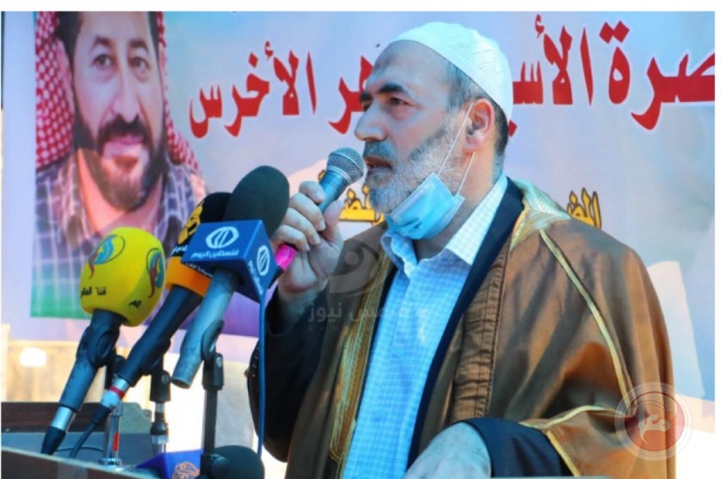 العشرات يؤدون صلاة الجمعة أمام مقر الصليب الأحمر تضامنا مع الأسير الأخرس