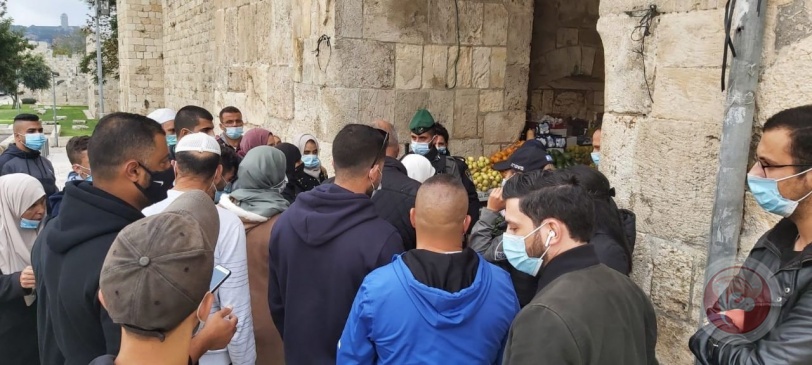 الاحتلال يمنع اهالي الضفة من الدخول للاقصى ويحتجز المئات على ابوابه (صور)