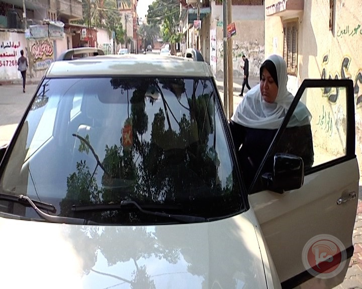 سائقة تاكسي تشق طريقها في شوارع غزة لخدمة النساء فقط
