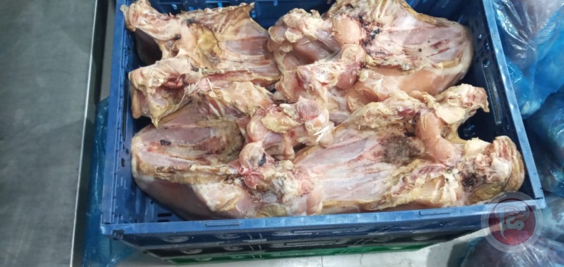 وزارة الاقتصاد تضبط 2 طن "صدر حبش" فاسد بخانيونس