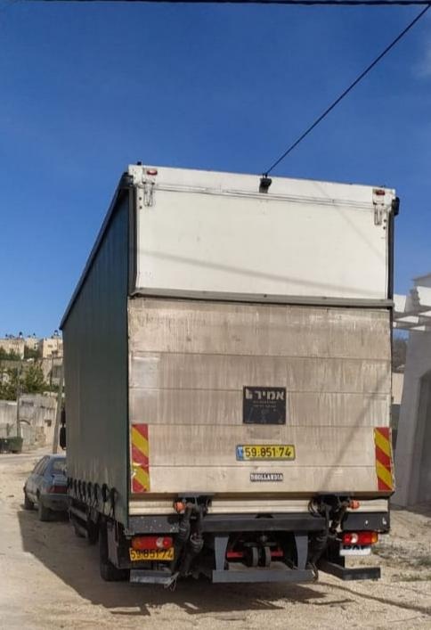 الجمارك تضبط شاحنة محملة بالكراتين قادمة من المستوطنات في سلفيت