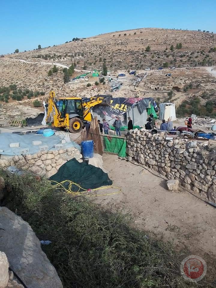 صور- الاحتلال يهدم 4 منازل ووحدة صحية جنوب الخليل
