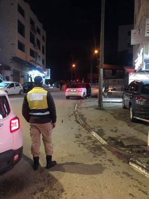 شاهد - الأجهزة الأمنية تبدأ باغلاق الشوارع في بيت لحم 