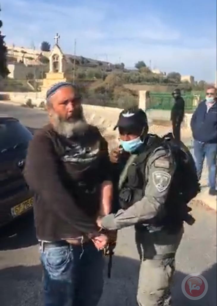شاهد- مستوطن يضرم النيران داخل كنيسة الجثمانية بالقدس والفلسطينيون يتصدون له