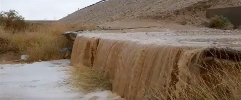 فيضانات بمنطقة البحر الميت ووادي عربة وثلوج على جبل الشيخ (صور)