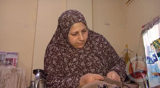 سيدة من ذوات الإعاقة تبدع في صناعة الدمى