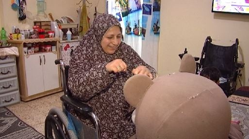 سيدة من ذوات الإعاقة تبدع في صناعة الدمى