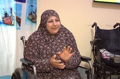 سيدة من ذوات الإعاقة تبدع في صناعة الدمى
