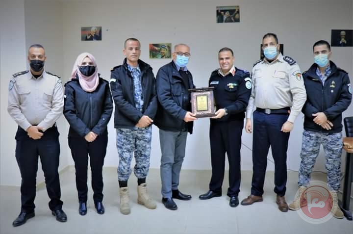 الضابطة الجمركية تكرم الناطقين باسم الحكومة والداخلية