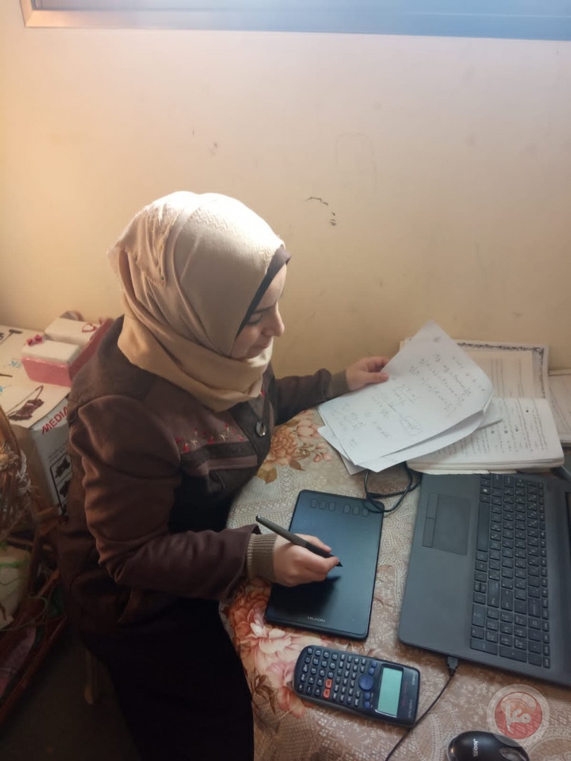 معلمان يكرسان وقتهما لمتابعة الطلبة من خلال التعليم عن بعد